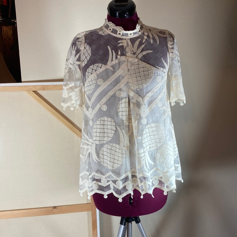 HD in Paris High Neck Pineapple Lace with Pearly Buttons - Picture 2 of 5